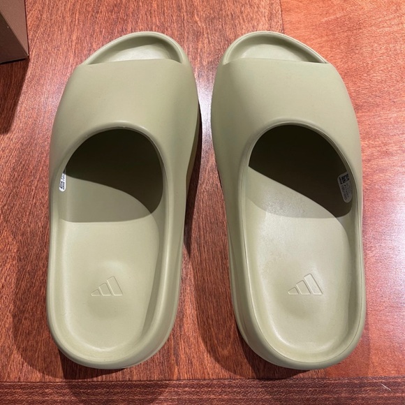 Men size 9 Yeezy Slides - Picture 10 of 13
